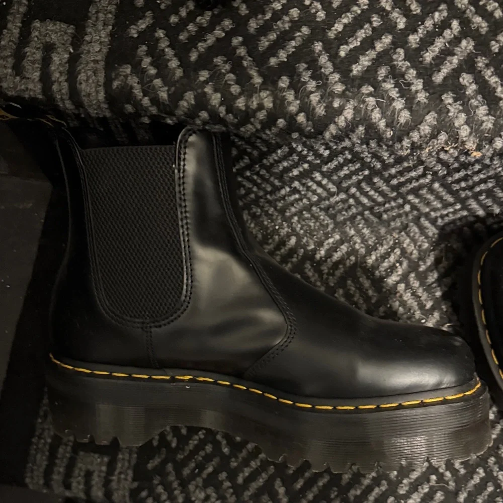 Dr. Martens Smooth Leather Platform Chelsea Boots 2976 - Picture 5 of 8